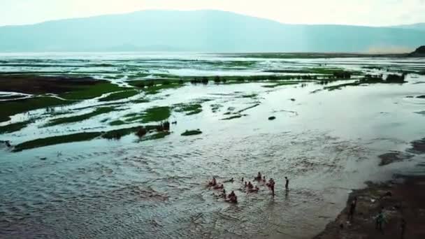 Lago Natrón Con Turistas Disfrutando Del Agua Tanzania Drone Shot — Vídeos de Stock