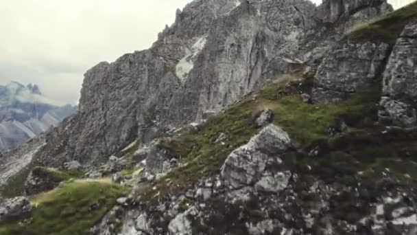 Filmisk Antenn Alpina Berg 11Er Stubai Österrike Flyger Upp Längs — Stockvideo