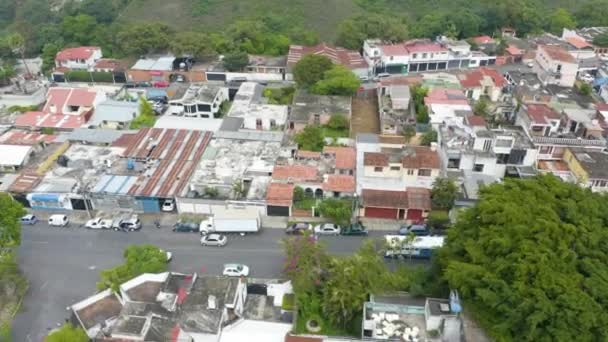 在首都危地马拉城和中美洲一个令人震惊的大都市的道路上行驶的多部车辆被拍了下来 — 图库视频影像