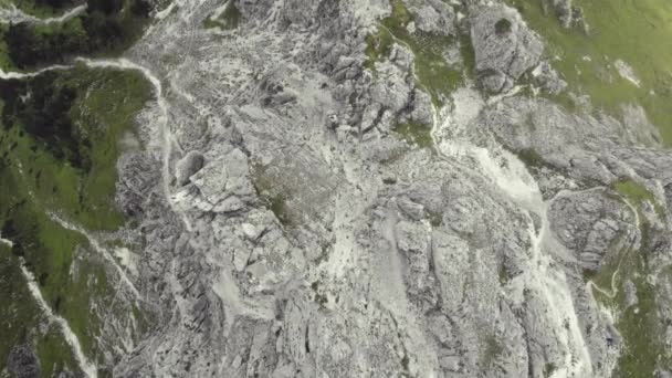 高山の鳥の目の空中11Er Stubai オーストリア 草やハイキングコースと石の形成 ショット中に下に飛んでいる 晴れた日の美しい景色 — ストック動画