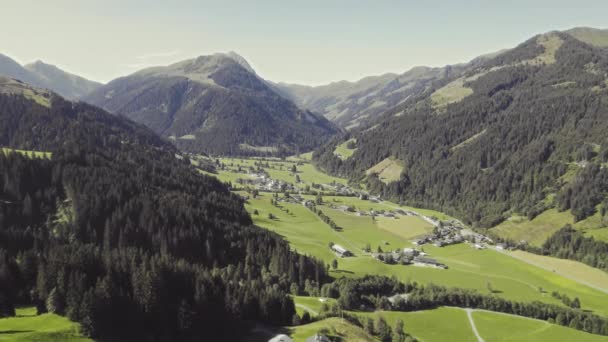 Aerial Felett Festői Tiroli Vidéken Erdő Borított Hegyek Füves Mezők — Stock videók