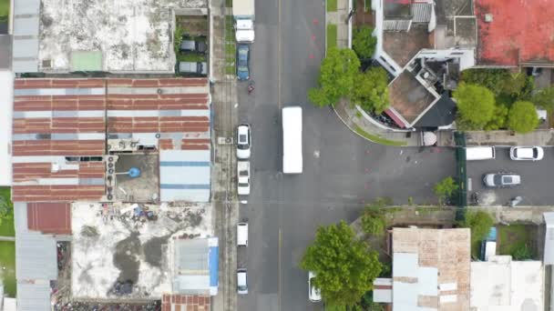无人机拍到了从中美洲危地马拉城首府附近经过并经过许多车辆的巴士的空中画面 — 图库视频影像