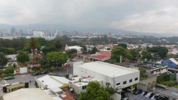 无人机捕捉到了中美洲危地马拉首都危地马拉城的空中景观 — 图库视频影像