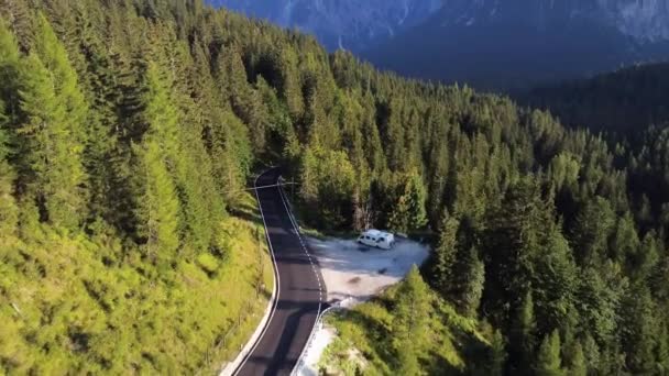 Drone Una Suggestiva Strada Montagna Nelle Dolomiti Con Camper Parcheggiato — Video Stock