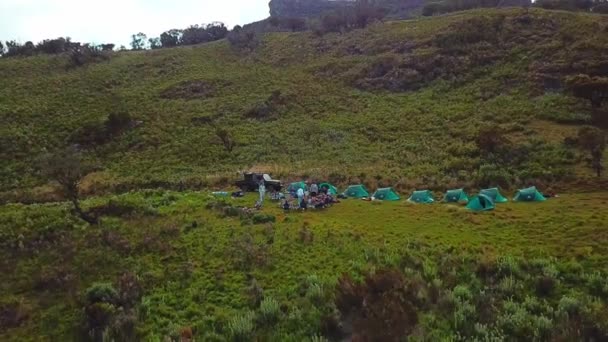 在非洲乌干达 肯尼亚埃尔贡山的营地 徒步旅行者正在经历一段旅程 空中无人机后撤 — 图库视频影像