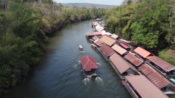 Una Casa Galleggiante Sta Navigando Oltre Affascinante Piccolo Villaggio Galleggiante — Video Stock