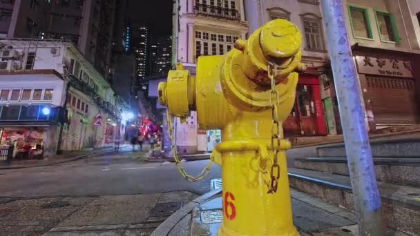 Alter Gelber Feuerhydrant Stadtzentrum Von Hongkong Zeitraffer Mit Verschwommenen Menschen — Stockvideo