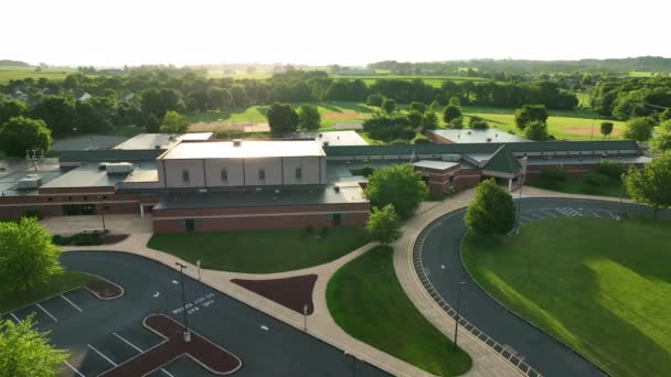 Edifício Escola Pública Americana Nascer Sol Gramíneas Verdes Campos Agrícolas — Vídeo de Stock