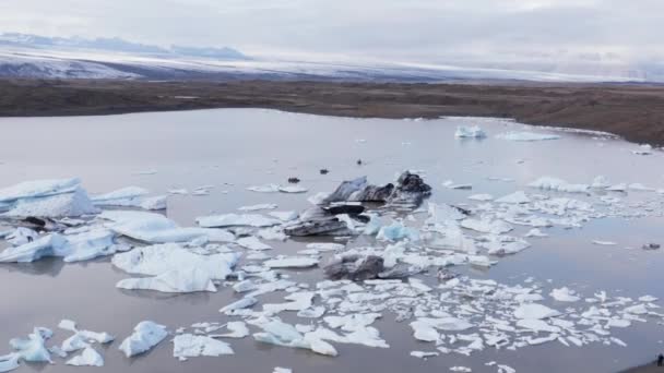Aventura Barco Lago Glacial Con Icebergs Turistas Orilla Disfrutando Paisaje — Vídeo de stock
