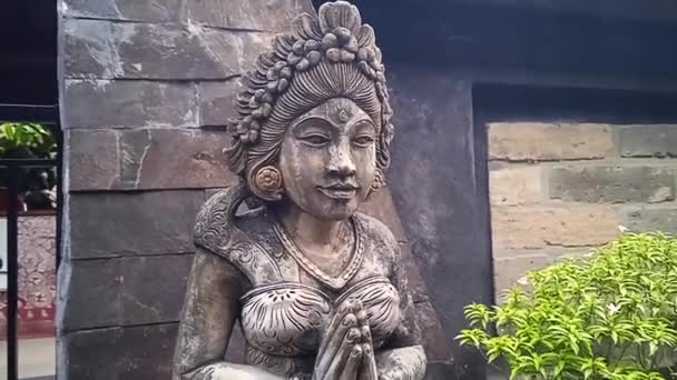 Balinesische Hindu Statue Tor Wächter Steinschnitzerei Ubud Indonesien Betender Schamane — Stockvideo