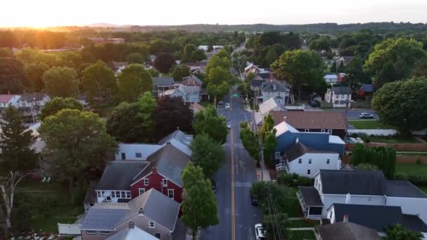 Samochody Przejeżdżają Przez Miasto Usa Amerykańskie Miasto Zabytkowymi Domami Latem — Wideo stockowe