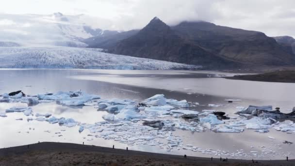 Menschen Stehen Ufer Der Lagune Arktischer Landschaft Und Blicken Auf — Stockvideo