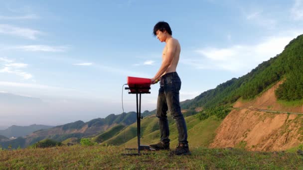 Hippi Müzik Yapımcısı Vietnam Daki Dağlarda Büyülü Müzik Yapıyor — Stok video