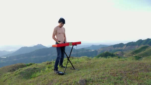 Hipster Αλήτης Παίζει Ζωντανή Μουσική Πιάνο Σόλο Στο Cho Bac — Αρχείο Βίντεο