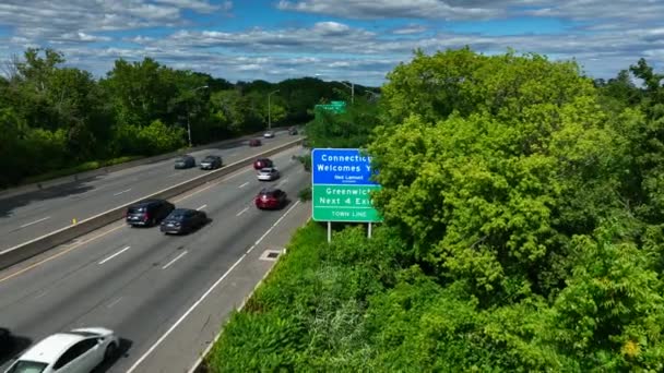 Welkom Connecticut Bord Langs Snelweg Luchtfoto Bij Greenwich Afslag — Stockvideo