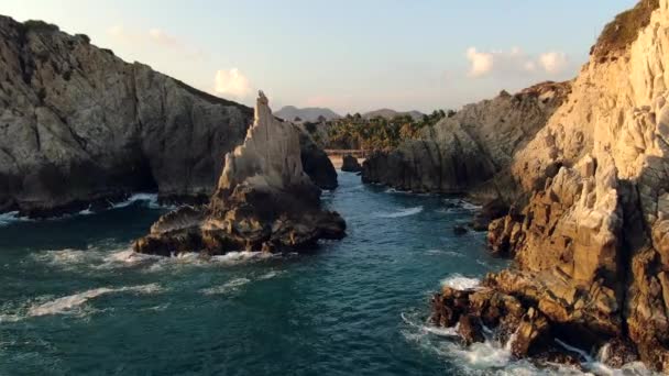 メキシコのミチョアカンで有名なデド ディオスとプラヤ マラタの頑丈な風景 ドローンショット — ストック動画
