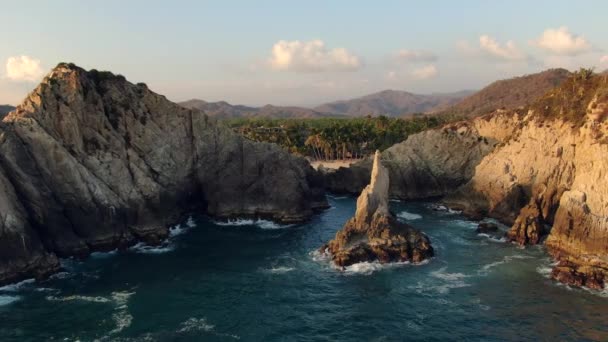 Luchtfoto Van Dedo Dios Playa Maruata Michoacan Mexico Drone Shot — Stockvideo