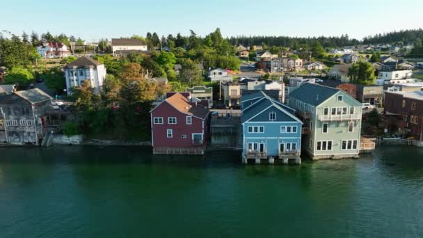 Panning Aerial Shot Coupeville Distrik Bisnis Bersejarah Dengan Beberapa Bangunan — Stok Video