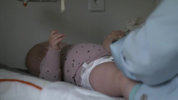 Bébé Agitant Les Bras Couchés Sur Dos Pendant Que Mère — Video
