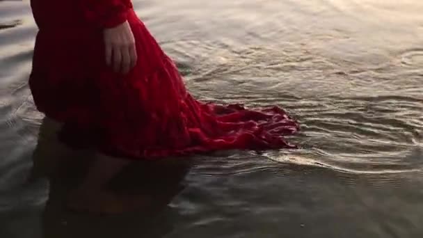 Närbild Gimbal Skott Kvinna Blöt Del Hennes Röda Flamenco Klänning — Stockvideo