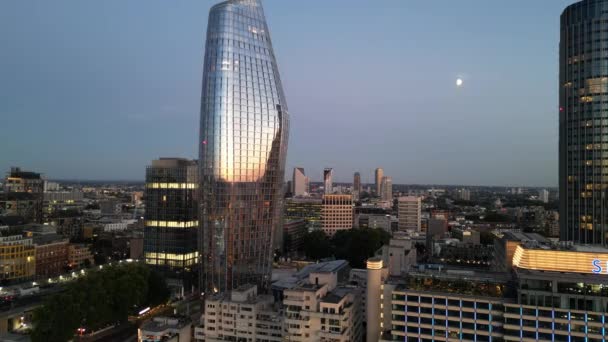 高層ビルの横に夕日の反射ロンドンのドローンの空撮 — ストック動画