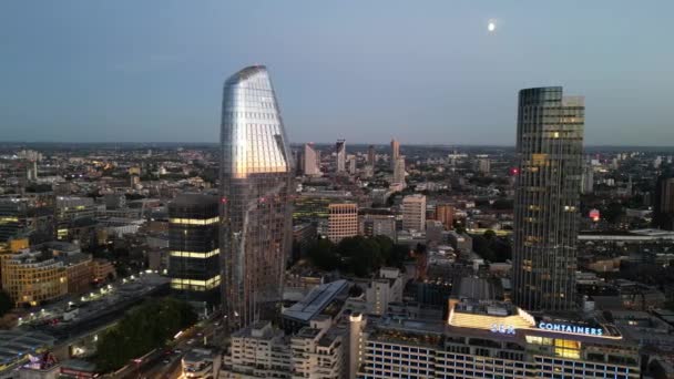 ロンドンのサウスバンク ドローンの空の建物超高層ビルの横に反射する空の景色の夕日 — ストック動画