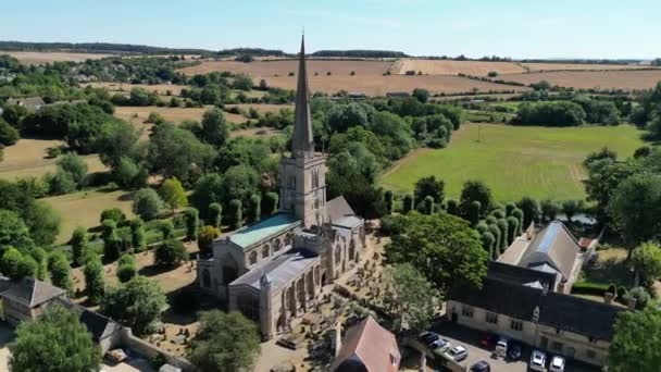 圣约翰浸信会教堂 Burford Cotswold Hill Oxfordshire Uk无人驾驶飞机俯瞰 — 图库视频影像