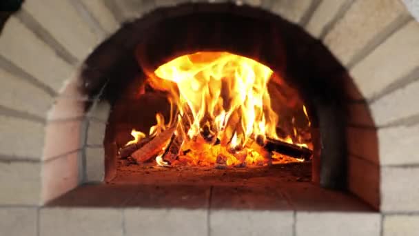 Глядя Яркий Пылающий Огненный Горячий Дровяной Кирпич Построенный Печь Пиццы — стоковое видео