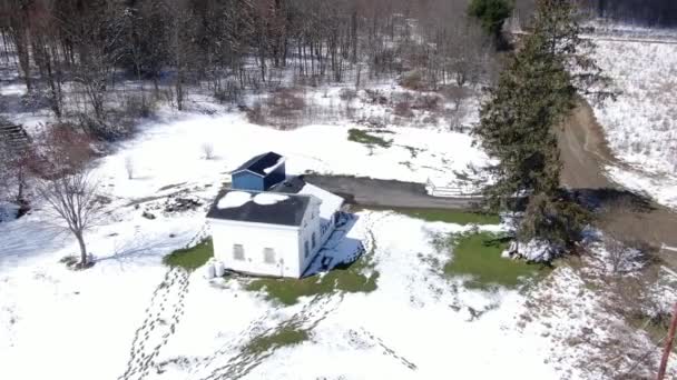 Filmación Aérea Drones Orbitando Alrededor Una Vieja Casa Blanca Borde — Vídeos de Stock