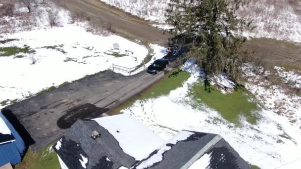 Drone Aéreo Filmagem Carro Preto Apoiando Entrada Uma Antiga Casa — Vídeo de Stock