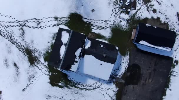 Drohnenaufnahmen Aus Der Luft Die Sich Über Einem Verschneiten Haus — Stockvideo