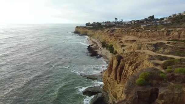 カリフォルニア州サンディエゴの航空 日没の崖 崖に衝突する海の波 — ストック動画