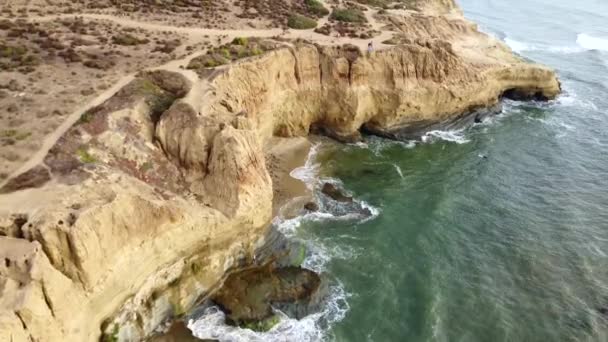 カリフォルニア州サンディエゴの海岸にある空飛ぶサンセットクリフ自然公園 — ストック動画