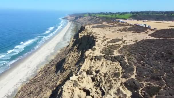 圣地亚哥海洋海岸在布莱克海滩 背景为Torrey Pines金课程 — 图库视频影像