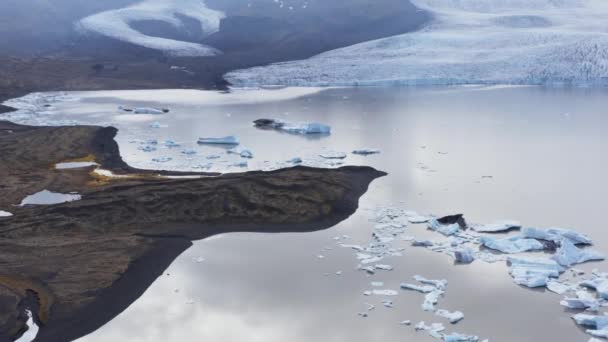 Menyusut Gletser Dari Fjallsrln Dengan Laguna Air Besar Dan Gunung — Stok Video