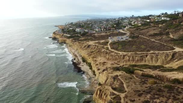 カリフォルニア州サンディエゴの空中サンセットクリフ沿岸の海辺の近所 — ストック動画