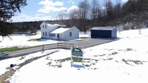Drone Footage Voler Vers Maison Hinsdale Hantée Par Une Journée — Video