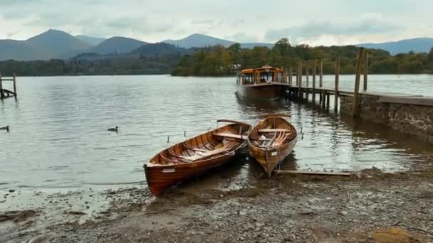 Roddbåt Och Brygga Stranden Derwentwater Keswick Stad Lake District National — Stockvideo