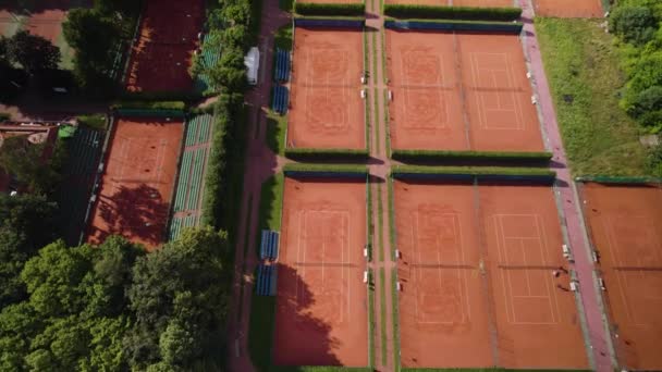 Luchtdrone Boven Enorme Tennisbanen Rode Kleivelden Polen Luxe — Stockvideo