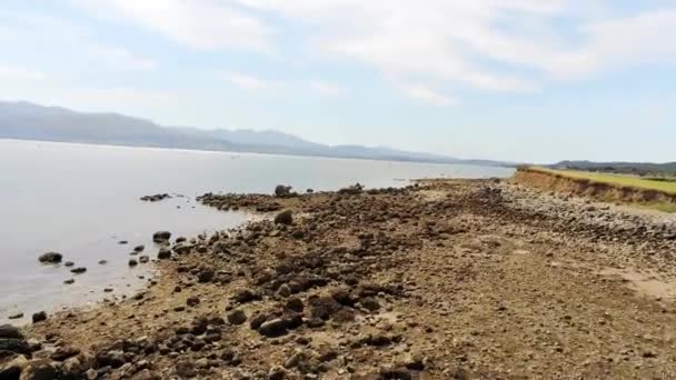 메나이해협의 바위투성이 웨일스의해 안선을 Fpv — 비디오