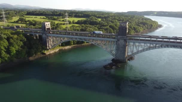 Gün Batımında Parıldayan Galler Menai Boğazı Üzerindeki Pont Britannia Köprüsüne — Stok video