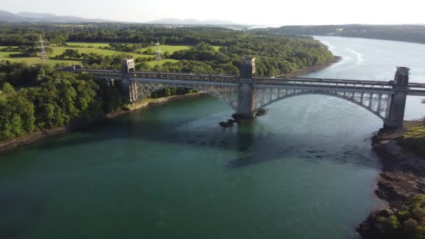 Widok Lotu Ptaka Most Pont Britannia Nad Lśniącymi Walijskimi Cieśninami — Wideo stockowe