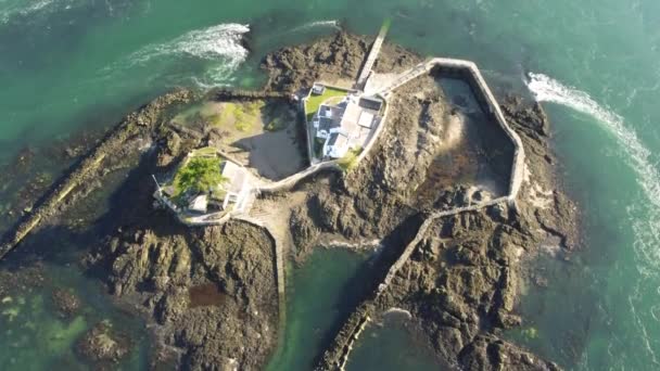 威尔士Swellies河上的白饵岛地标 私营隐居小屋空中鸟瞰 — 图库视频影像