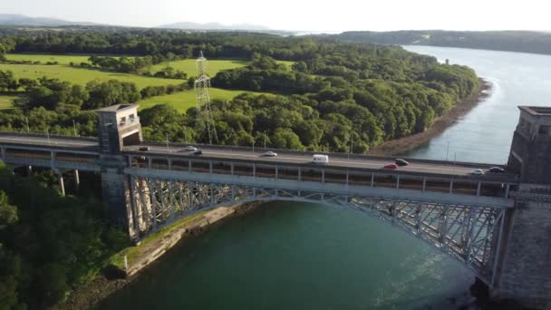 Hava Manzaralı Pont Britanya Köprüsü Gün Batımında Parıldayan Galler Menai — Stok video