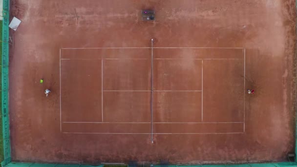Jogadores Tênis Quadra Barro Batendo Net Zoom Overhead Shot — Vídeo de Stock