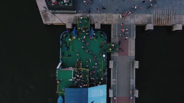 Luchtfoto Van Mensen Die Veerboot Verlaten Litouwen Europa Klaipeda Stad — Stockvideo