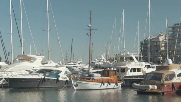 Mooie Klassieke Houten Zeilboot Afgemeerd Aan Drukke Zeas Marina Piraeus — Stockvideo
