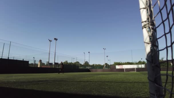 Captura Abstracta Futbolista Calentándose Distancia Haciendo Estiramientos Ejercicios Entrenamiento Antes — Vídeos de Stock