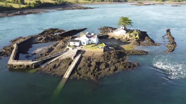 威尔士斯维尔利河上的白饵岛地标 私人隐居别墅空中景观缓慢通过右轨道 — 图库视频影像