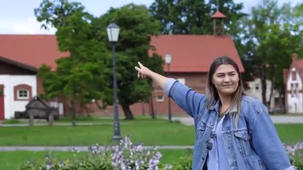 Tournage Orbite Autour Une Fille Appelant Les Gens Montrant Direction — Video